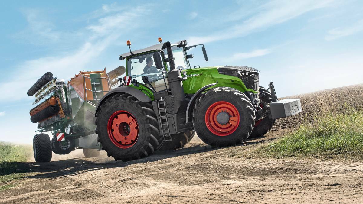 The Fendt Vario 1000 with VarioDrive is the first drivetrain to allow torque distribution dynamically across the front and rear wheels, the first true CVT four-wheel drive.