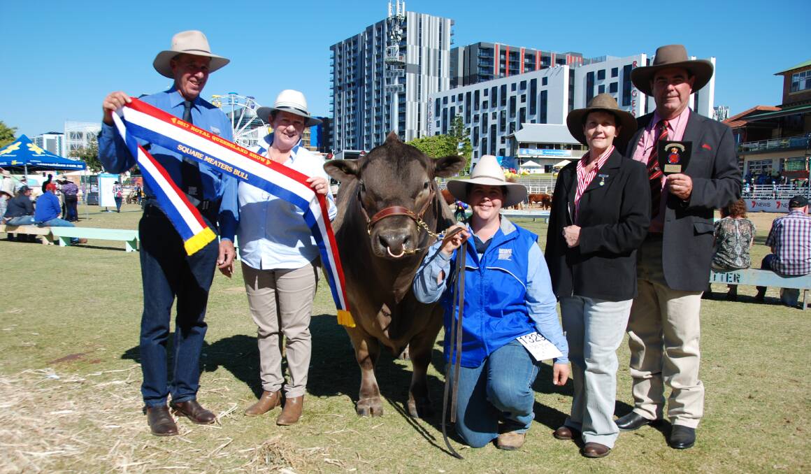 Gary and Heather Sewell with grand champion bull Oakvale Leroy Brown plus judge Lucy Newham and Elders Brian Kennedy.