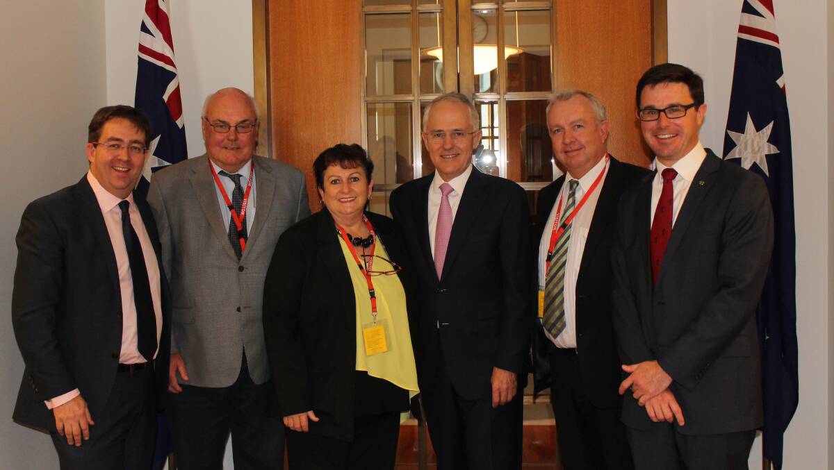Senator James McGrath, South West RED Board Chair and Mayor of Paroo, Cr Lindsay Godfrey, Murweh Mayor Cr Annie Liston, Prime Minister Malcolm Turnbull, Oakey Beef Exports general manager Pat Gleeson and Member for Maranoa, Mr David Littleproud.  