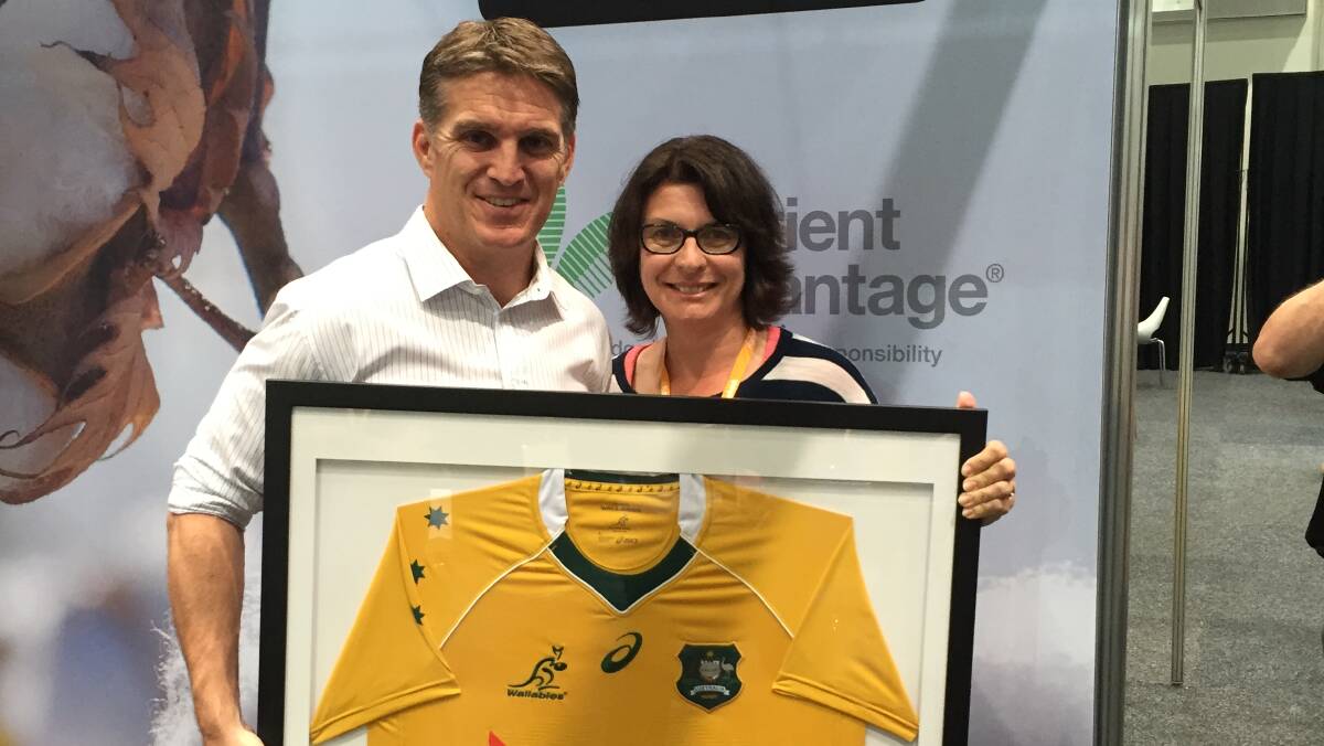 Tim Horan, congratulates Leanne Evans from Chinchilla on winning a signed Wallaby jersey. Mrs Evans decided to put up her win for auction, raising $1,600 for the RFDS. 