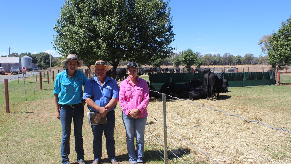 Rennylea Angus' Ruth Corrigan, with Rodwells Mansfield agent Jamie Beckangsale, and Kath Smith, Sparcorp, Mansfield, Victoria who purchased top-price bull Rennylea L907 for $15000.