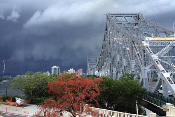 View near Story Bridge, Brisbane, as the storm closed in. Photo: Damien Campagnolo 