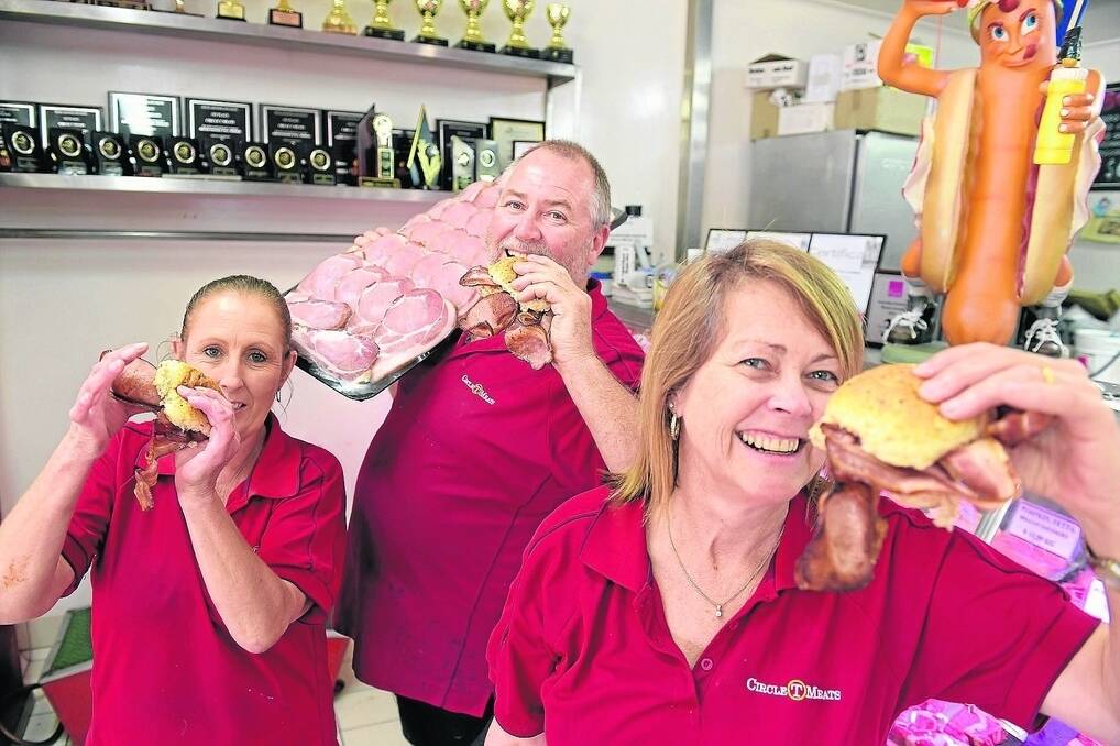 Kelly Menear with Barney Nolan and his wife Karen, enjoying some of the best bacon in Queensland. - <i>Picture: RODNEY GREEN.</i>