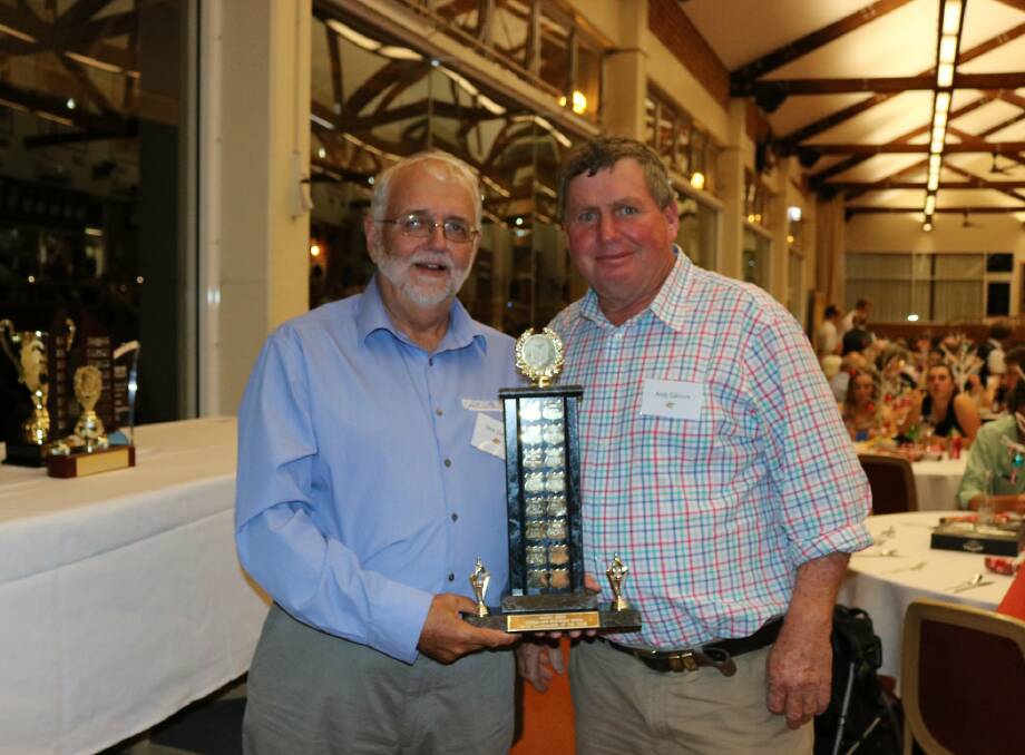 Managing director of Advanta Seeds, Nick Gardner, presents the Trial Co-Operator of the Year Award to Andy Gilmore, Westlyn, Clifton, for participating in Pacific Seeds’ trials.
