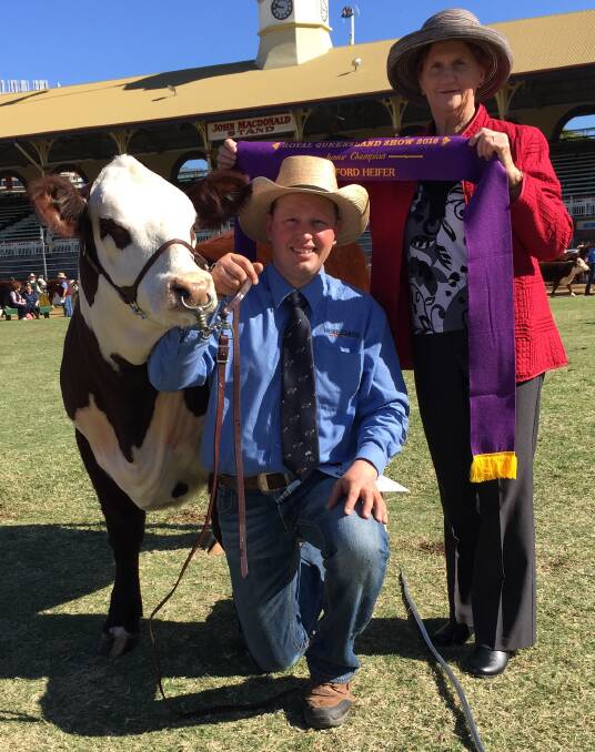 Handler Tim Reid and Dot O'Leary with the junior champion heifer Talis Twilight L992 owned by the McLachlan Group from Bowral, NSW. 