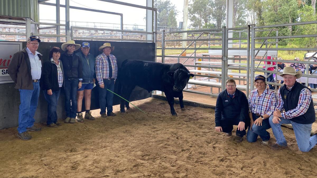 David Evans and Jenny Evans, Jen-Daview Limousins, Kingaroy, Tammy and Charles McKinlay, Bloodwood, Yamala, Brent Evans, Jen-Daview, top-price bull Sargent, Mark Duthie, GDL, and Mikaela Ross and Corey Evans, Jen-Daview. Pictures: Supplied 