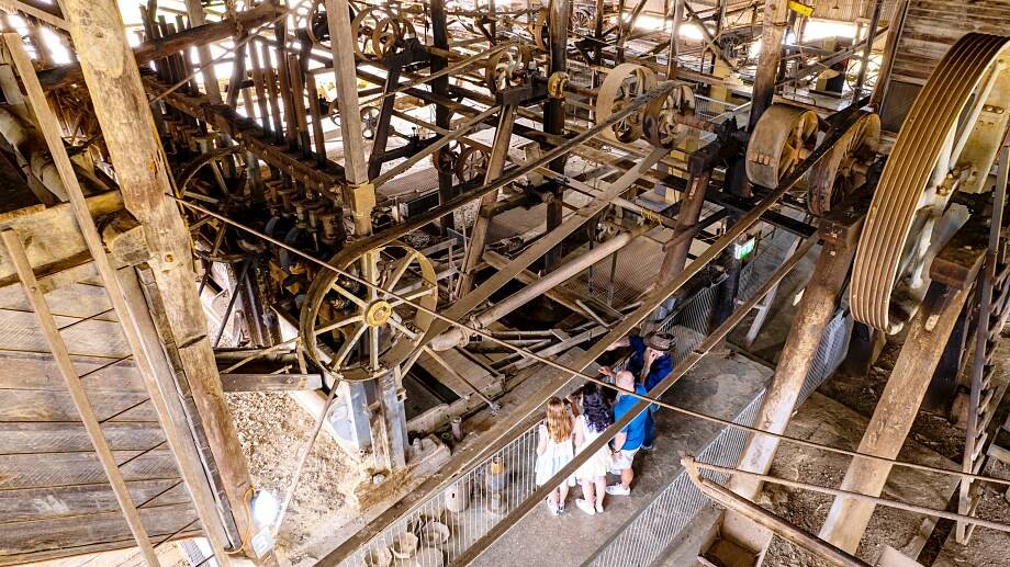 The Venus Gold Battery was one of several crushing mills in Charters Towers, and is the oldest surviving battery in Queensland, crushing its last load of quartz in 1971. 