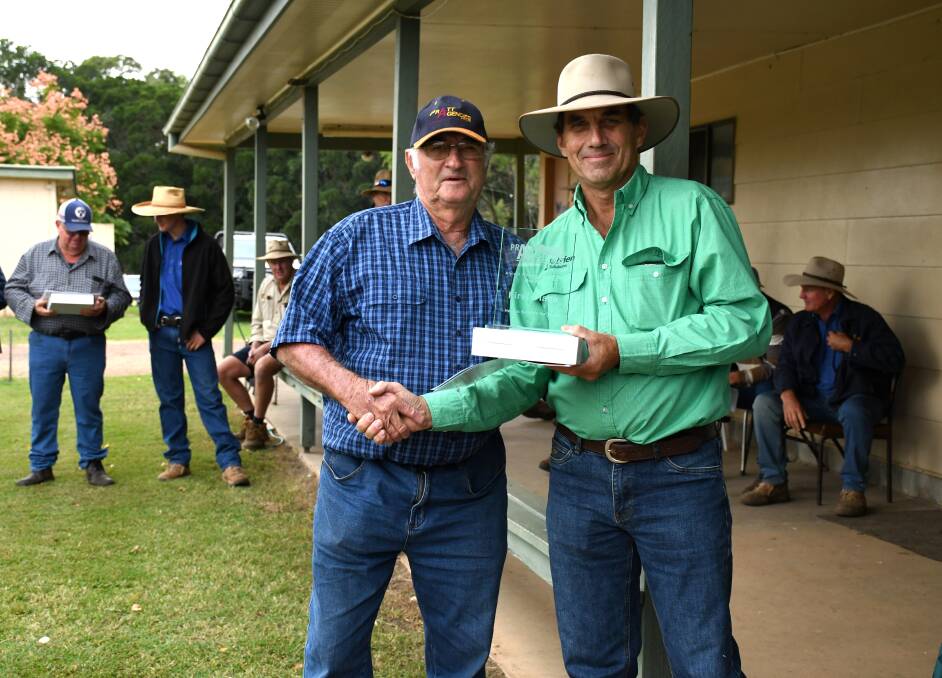 Tansey producer Alec Barsby was presented with the trophy for first place for the heifers suitable for trade section by Wayne Beddows from Nutiren Ag Solutions. Picture by Kelly Mason