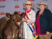 The 2022 ASA national beef cattle paraders winner Chloe Plowman of Ruby Ridge Angus, Kingaroy, Qld, with judge Renae Keith of Allenae Angus and Poll Herefords, Roslyn. Photo: Branded Ag