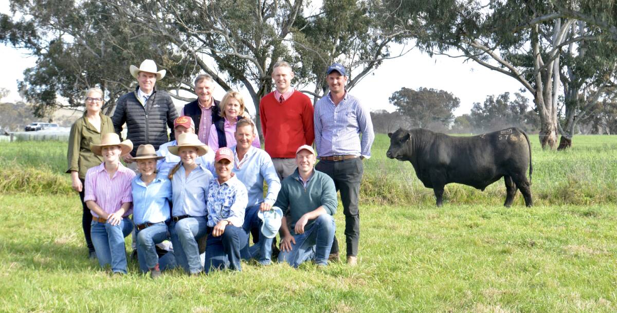 The $160,000 top-priced Millah Murrah Sugar Ray S76 with the Thompson family and team of Millah Murrah Angus, Bathurst, buyers Ascot Angus, Warwick, Qld, and JT Angus, Scone, and agents and auctioneer.
