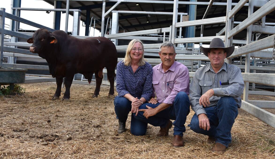 John and Neriad Allen, Mawson Brangus, Wondai with $14,500 Tannyfoil Maddox bull and Gavin McKenzie.