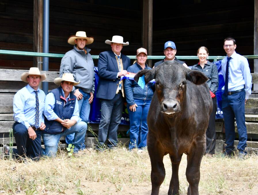 GRAND CHAMPION STEER ($8.70/kg): Shad Bailey and Nathan Purvis, Tim Eastwell, Jon Gaffney, Casey and Nigel Wieck, Vicky Cameron and Jason Duffell.