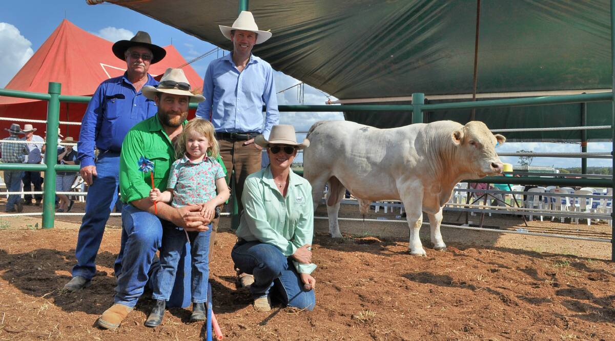 Ray Schmidt, Stuart Murray, Kindee Pastoral Co with Rohan and Maddie Hindle and Jessie Chiconi, LVH Fairfield with the top prices bull