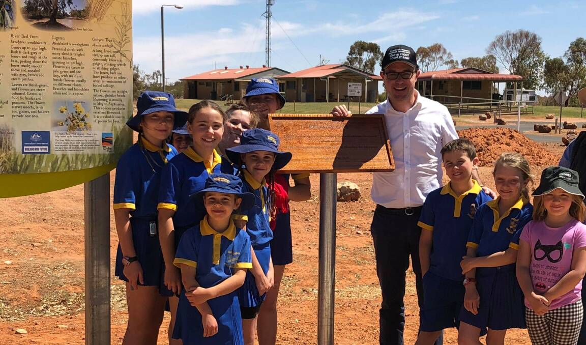 Maranoa MP, David Littleproud catches up with Thargomindah State School students at the opening of the Bulloo River Walk, which the federal government invested $232,136 into.