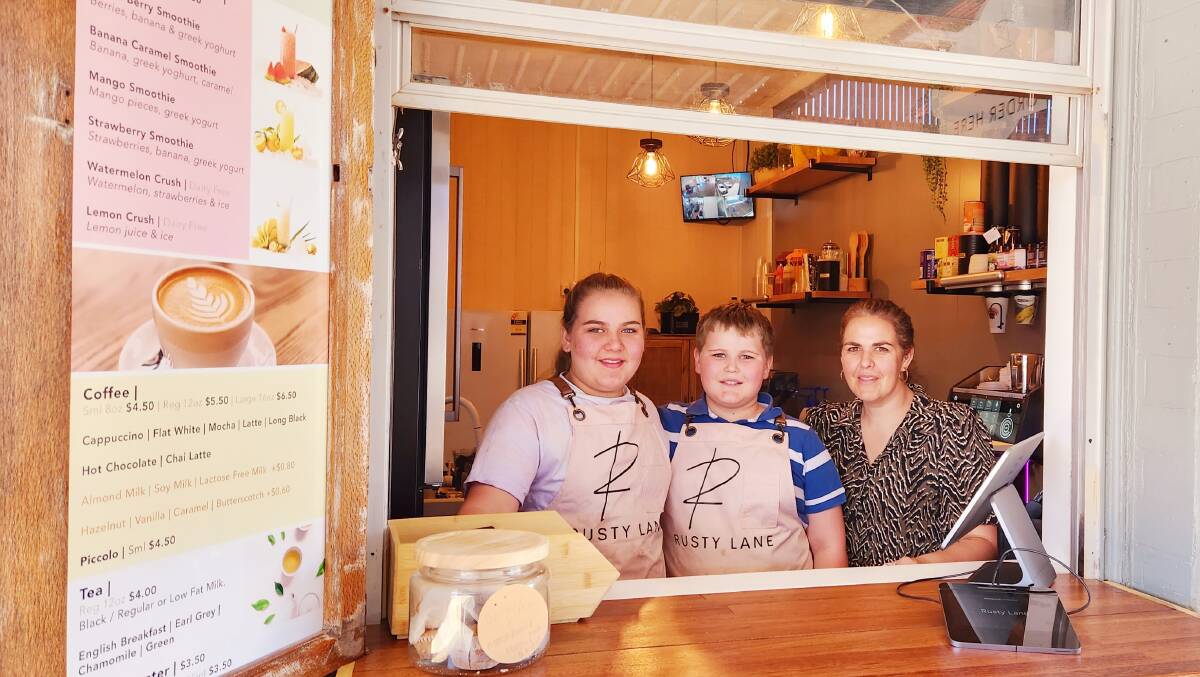 Jade and Dusty White at the takeaway window with their mum, Jane White, ready for the school holiday influx. PIcture: Sally Gall
