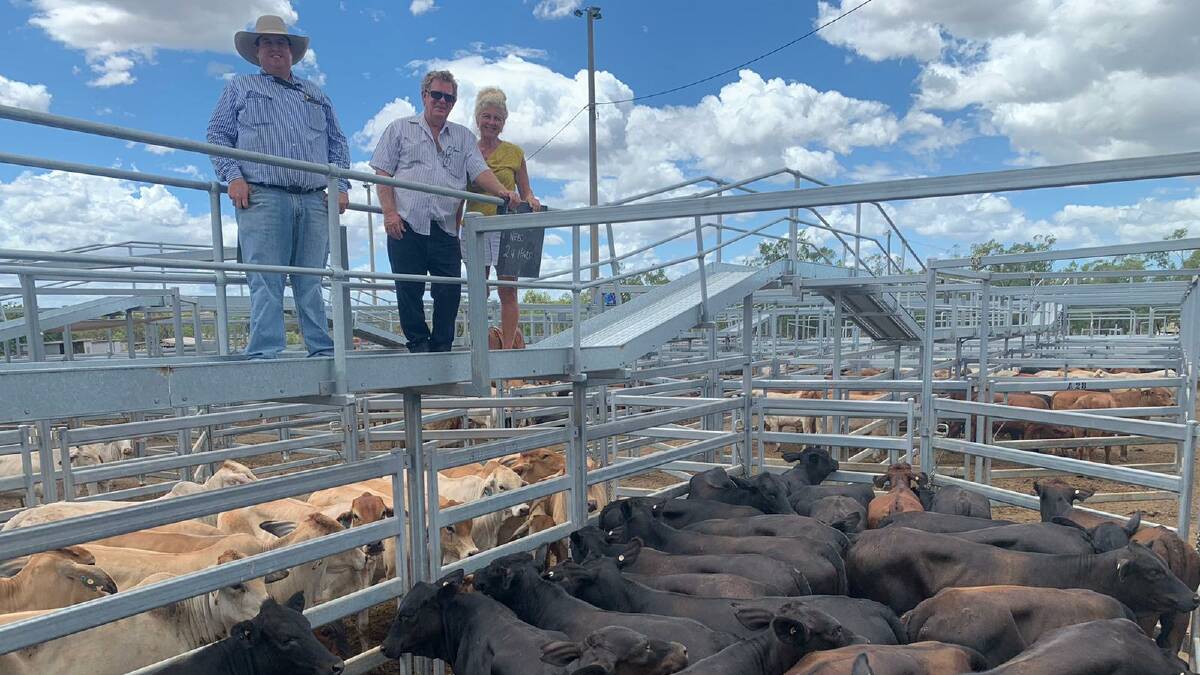 Joel Dawson, Brian Dawson Auctions Livestock and Property Marketing, with David and Christine Roberts, Finch Hatton, who bought 24 No 0 Brangus heifers for 464.2c/kg, which had an average weight of 297kg to return $1381/head for vendor EM and RF Bella, Nebo.
