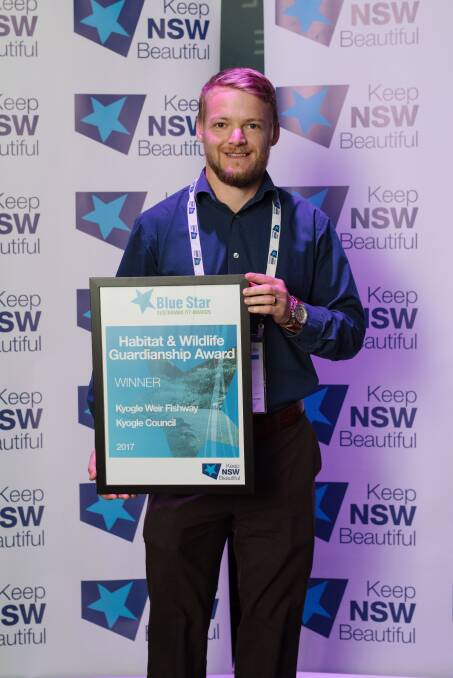 The Kyogle Fishway; Kyogle Council Urban and Assets Engineer Matt
Sorenson accepts the Blue Star Sustainability Award on behalf of the council.
