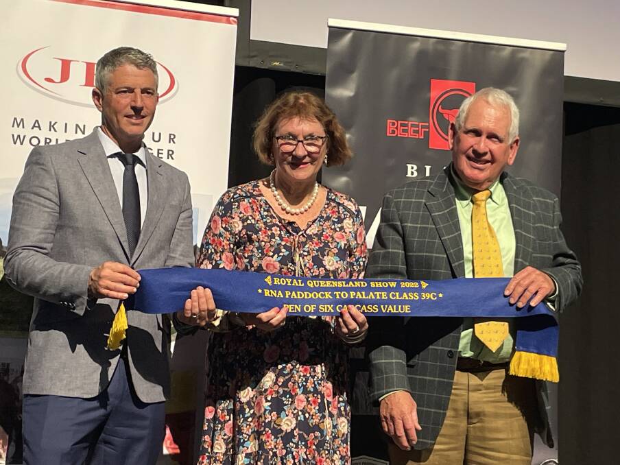 Australian Wagyu Association CEO Dr Matt McDonagh with Robyn and Ross Shannon as they were awarded first in Class 39C - the Carcase Value competition. 