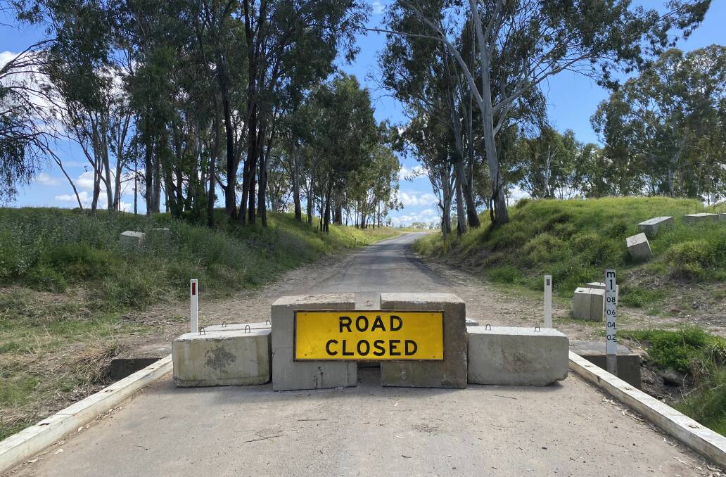 The roadblock currently in place on the bridge seperating NSW and Queensland at Yelarbon. Photo: Georgie Cranney 