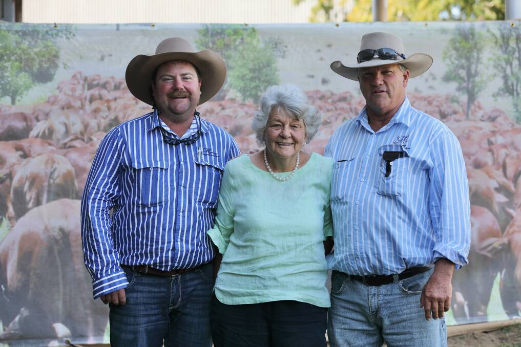 Hamilton and Hastings Donaldson, Medway stud, Bogantungan paid $210,000 for the feature bull, Dubbo. They are pictured with Val Childs, Glenlands stud. 