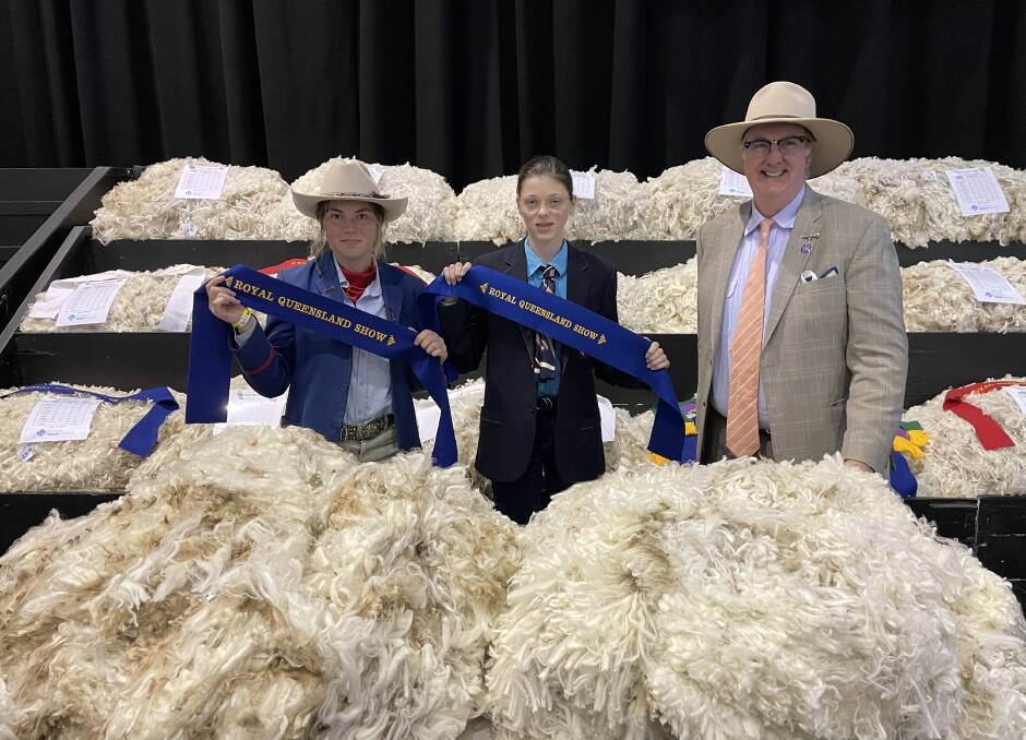 RNA young fleece judge competition winners Courtney Wardill, Downlands College, Toowoomba and Keala Muxlow, Livingstone Christian College, Ormeau with competition judge Craig Turner, Brisbane. Picture: Billy Jupp