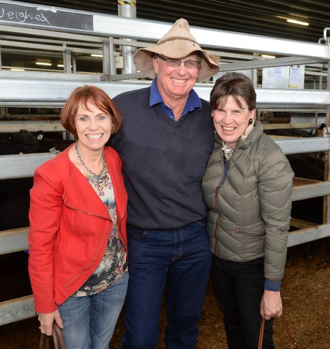 QUALITY CALVES: Karyn and Cyril Wills, pictured with Karyn's cousin Marianne Drew at a Carcoar weaner sale in 2017. The Wills will have 550 weaners on offer at the March 29 sale.