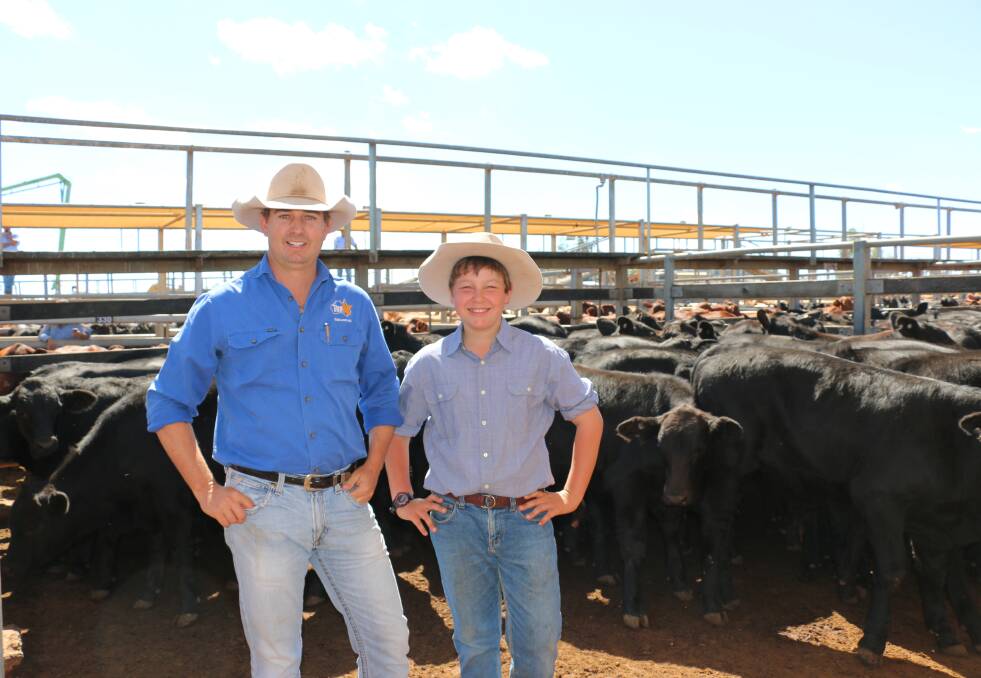 TopX agent Carl Warren and Angus Stinson, Moonya, Mt Abundance with the Angus steers that sold to 302c/kg, reaching a top of $668 to average $587.

 