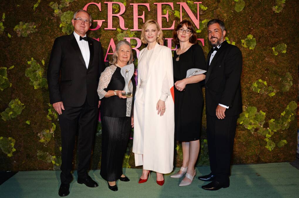 Cate Blanchett presents Australian woolgrowers Richard
and Jenny Weatherly (left) and Vanessa and Matt Dunbabin
(right) with the inaugural Eco Stewardship Award at this
year’s Green Carpet Fashion Awards in Milan, Italy.