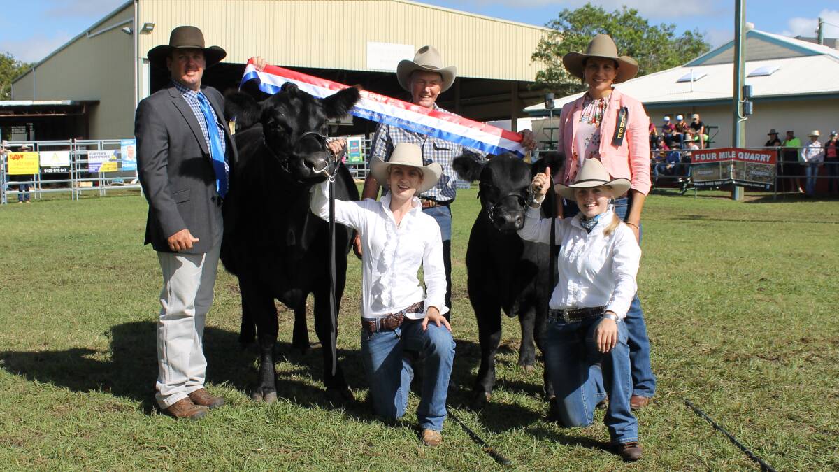 Judges Ben Adams, Glen Perrett, and Cherie Gooding stand with Bowenfels Jedda, with
handlers Chloe Gould and Nateesha Taylor in front.
