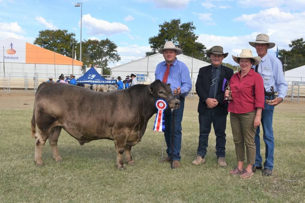 Oakvale Real Time led by Troy Nuttridge, with judge Grame Hopf and exhibitors Gary and Heather Sewell.