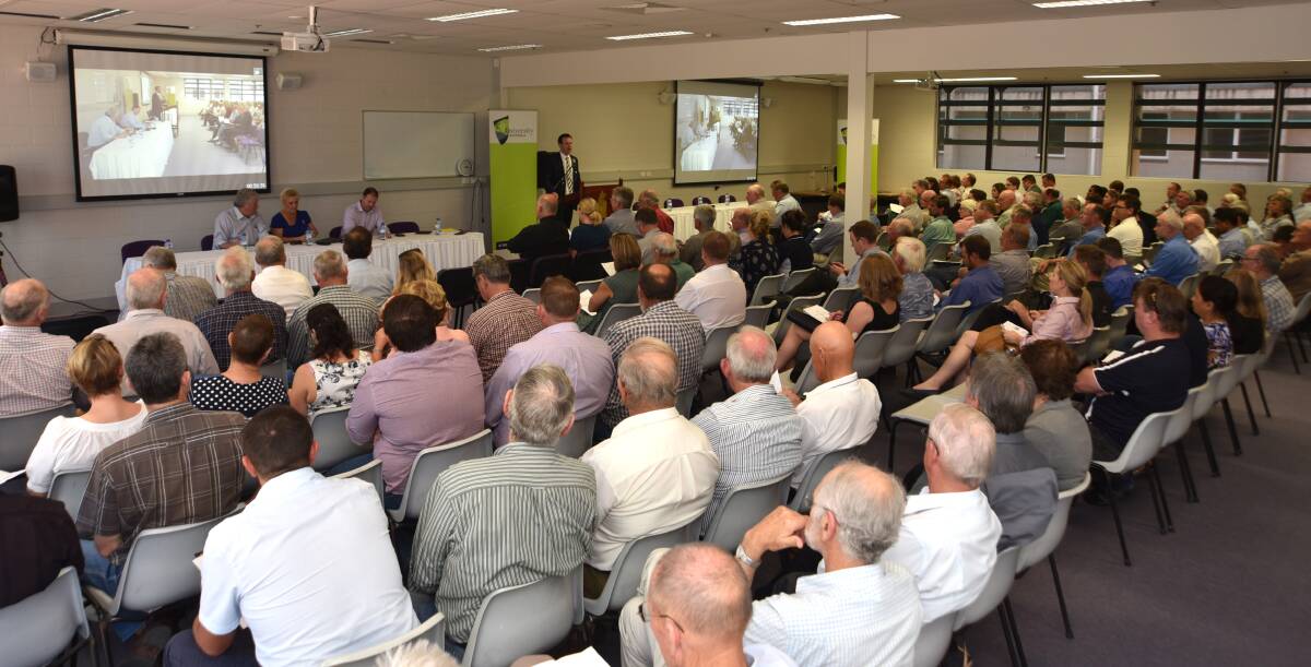 Senator Matt Canavan presents to over 160 participants at a water infrastructure forum held in Rockhampton last week.