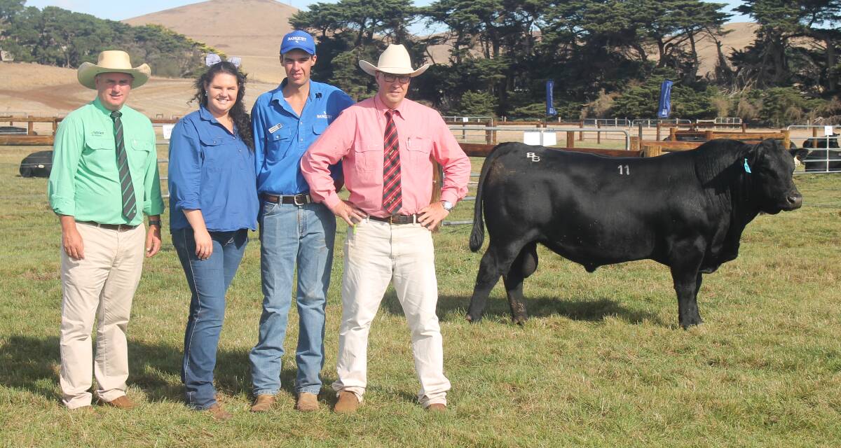 Peter Godbolt, Nutrien, Dianna Meulendyks and Hamish Branson, Banquet, Mortlake, and Ross Milne, Elders, with record-breaking Banquet Tom Cruise T220, which sold for $230,000 to Bannaby Angus, Taralga, NSW. Picture by Philippe Perez
