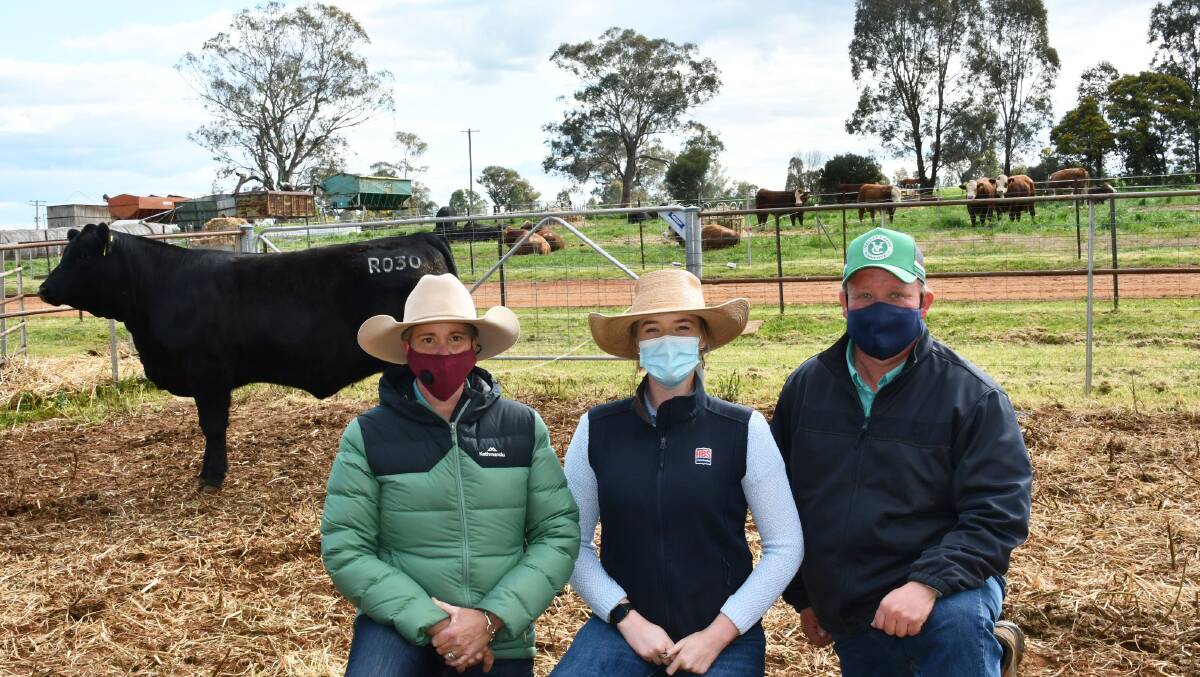 Guest vendors Samantha and Stuart Moeck, Valley Creek Simmentals, Bowral, with Annie Pumpa, ABS Australia, Henty, who secured the top heifer for Bill and Susan Cornell, St Pauls genetics, Henty, for $19,000.