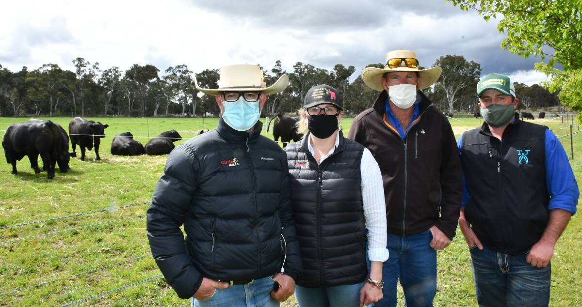 Carmen and Jeremey Seaton Cooper, Circle 8 Bulls, Marulan, with volume buyers Rob Hall and James Scanes, Corio Ag, Canyonliegh. 