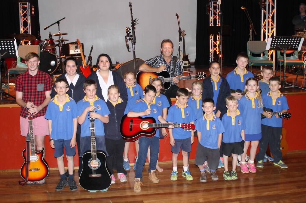 Troy Cassar-Daley with children from the Blackall State School.