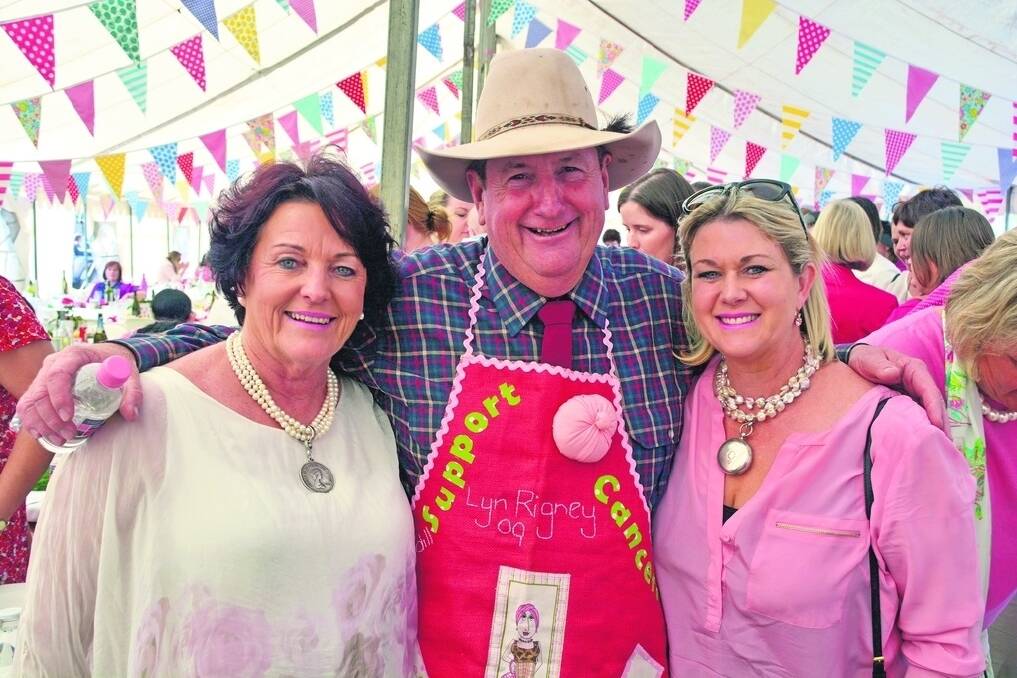 Pam Sullivan with her daughter Jacqui Henwood bought the Weengallon Apron in memory of her husband Sully who recently passed away. The apron is worn by  Rabobank Bra Art auctioneer Steve Burnett.