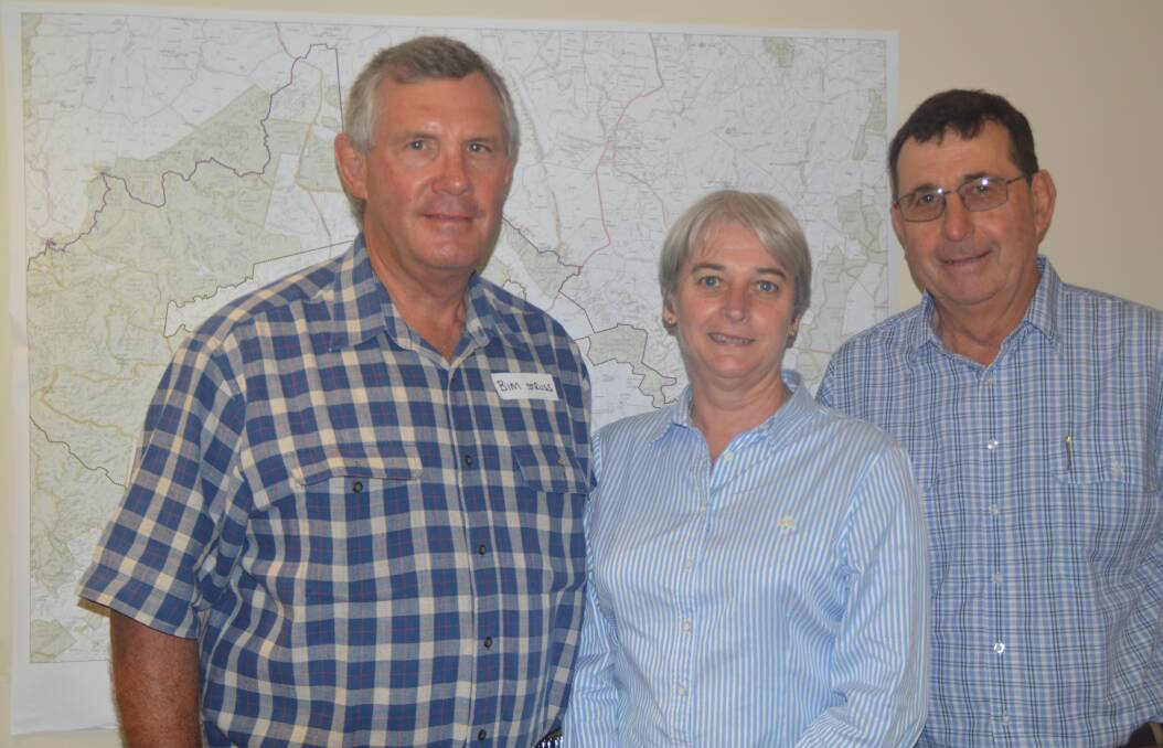 Consultation continues: AgForce cattle president, Bim Struss, DAFF chief veterinary officer, Allison Crook, and Paul Wright, Woongarra, Taroom, discuss the option of redrawing the tick line.