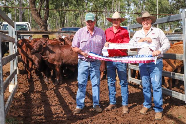 Overall Champion Steers Greg Pressey, with sponsor Dean Castledine of Rockadolla Livestock and Earthmoving and Rob Bygrave of Eidsvold Livestock and Property. Winning Pen 16B of Santa Gertrudis X Steers selling for 728c/kg @ 263kg to return $1920 head.