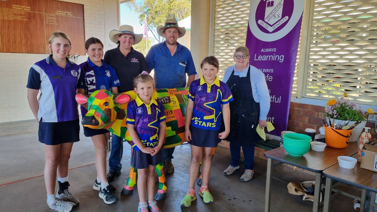Local dairy farming family, Brenden and Kait Ballon with daughters Josephine, Emily, Lucy and Brooke painting PIcasso with Lyn Barnes. Picture Quinalow State School.