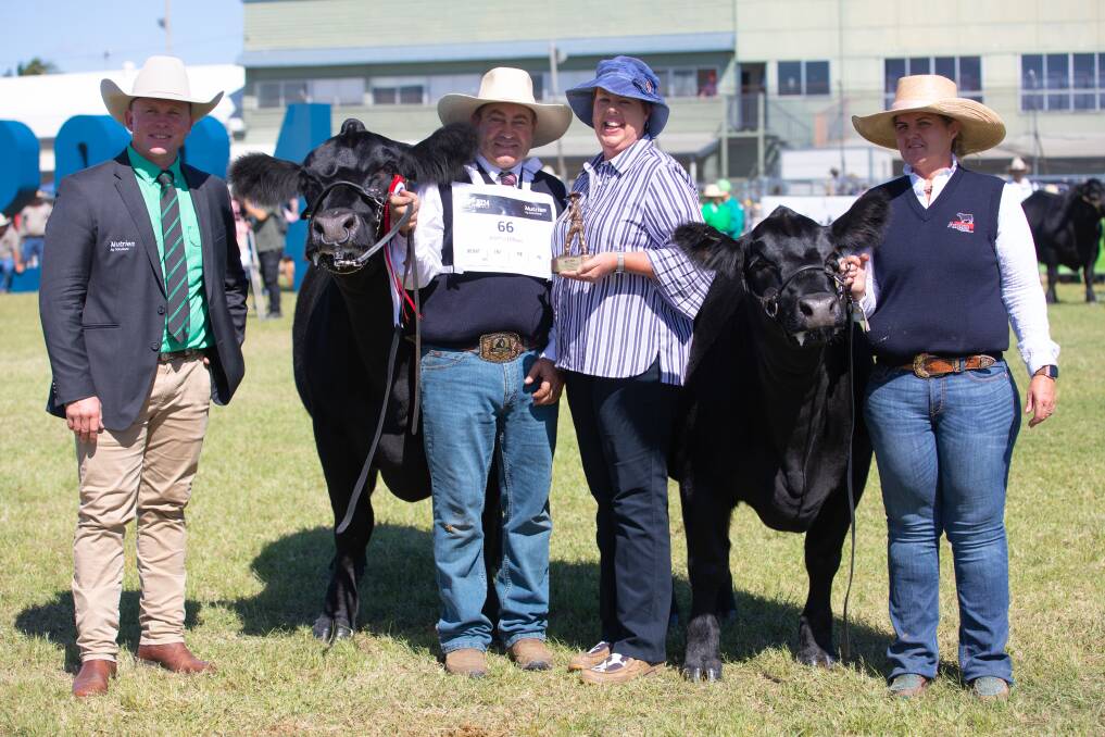 PC Diamond Miss Unanimous S032 with Nutrien's Colby Ede, handlers Gavin Iseppi and Christie Fuller and ribbon presenter Noelene Branson, Banquet Angus. Picture: Kelly Walsh 