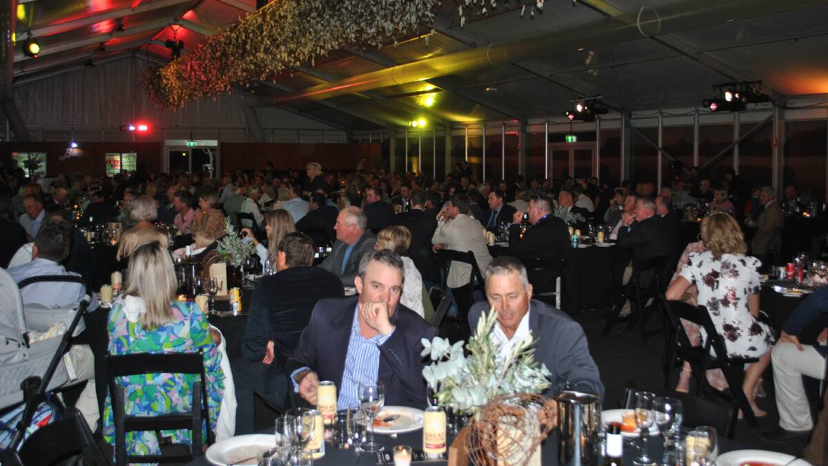 Commercial producers celebrating at the Nutrien Livestock Commercial Cattle Awards during Beef 2021.