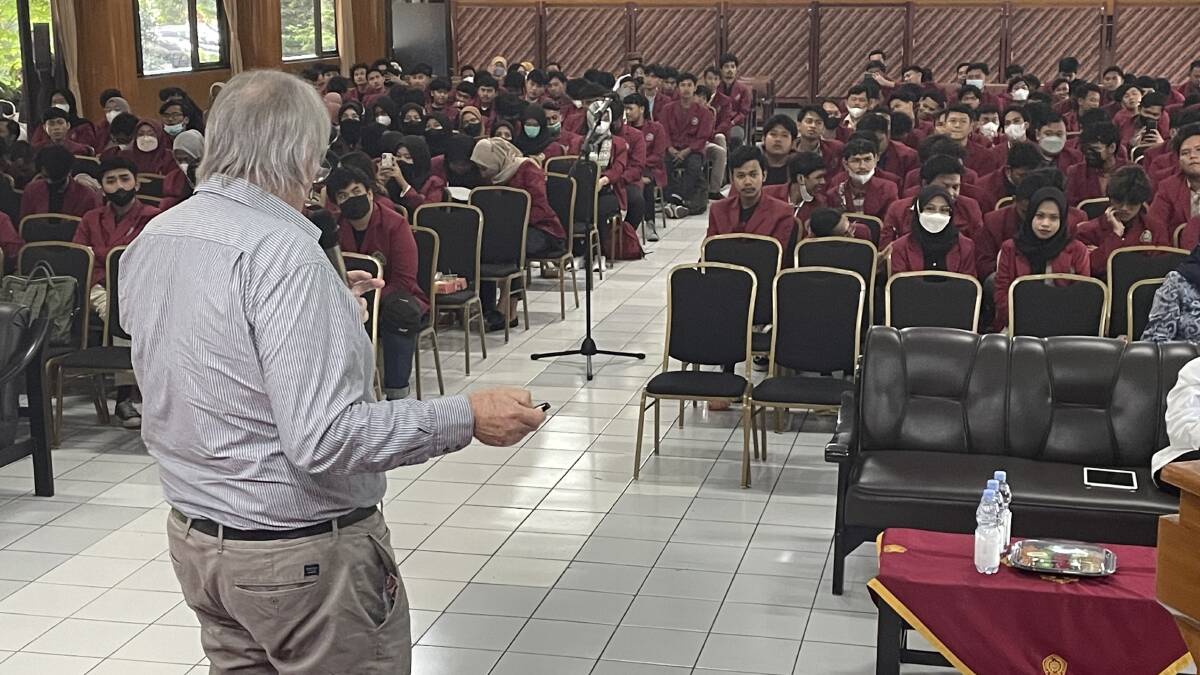 Professor Emeritus Peter Windsor from the University of Sydney discussing the management of foot and mouth disease and lumpy skin disease with agricultural science and veterinary students at UMM University in Indonesia.